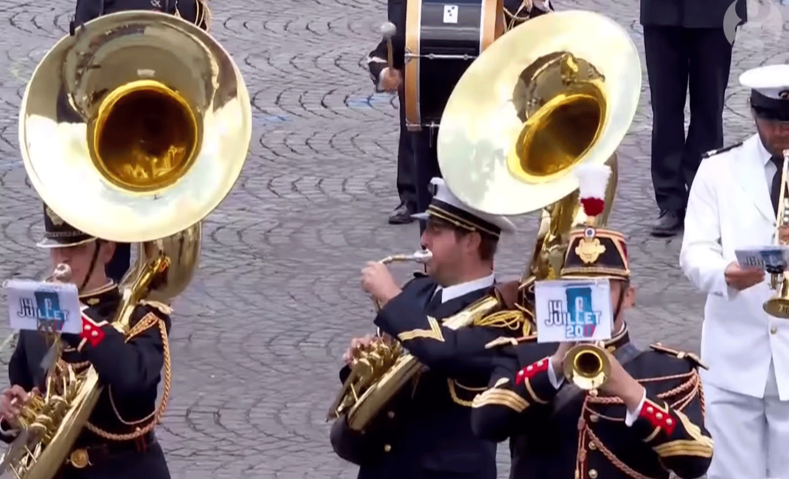 Franzoesische Brass Band spielt Daft Punk Medley