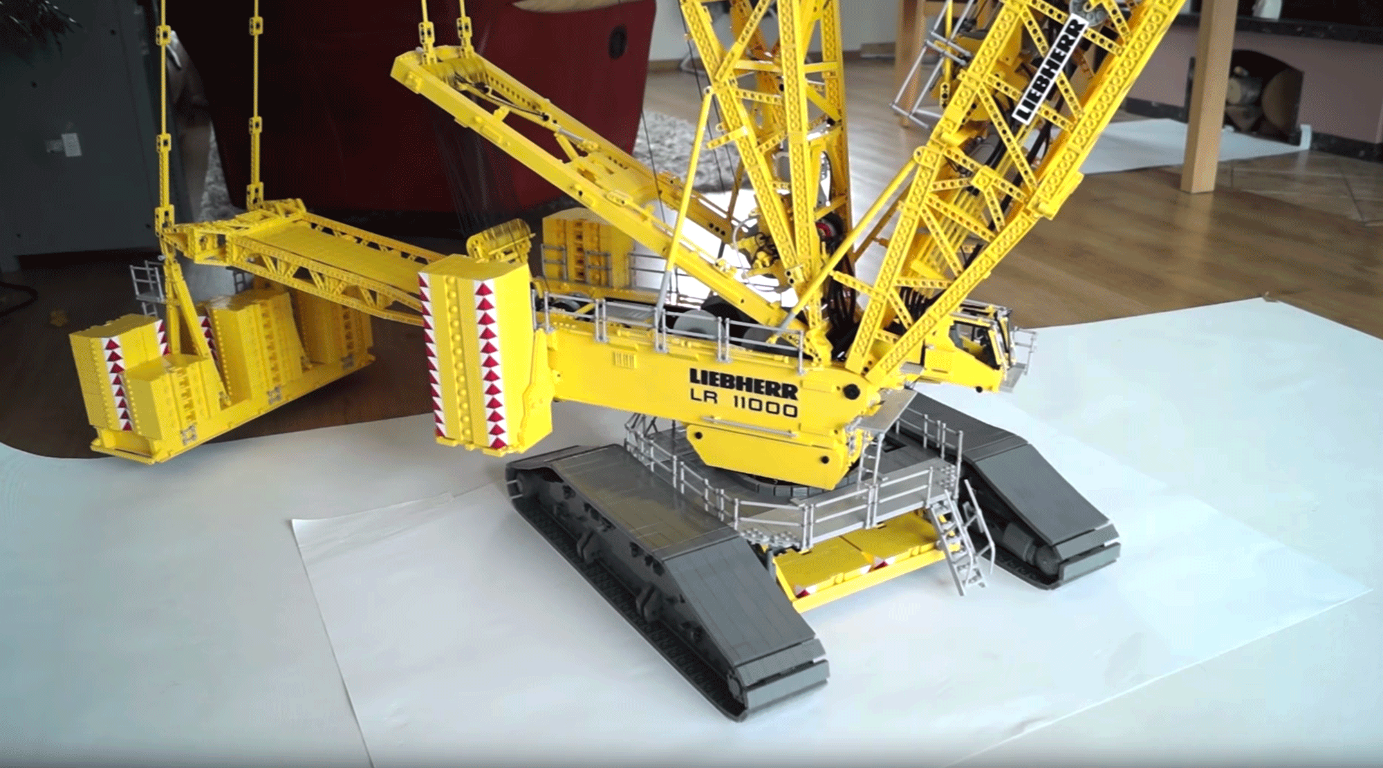 7 Meter hohes LEGO Liebherr LR 11000 Modell