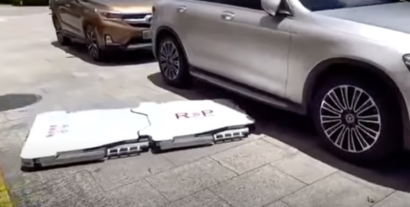 In China werden Autos von Robotern abgeschleppt