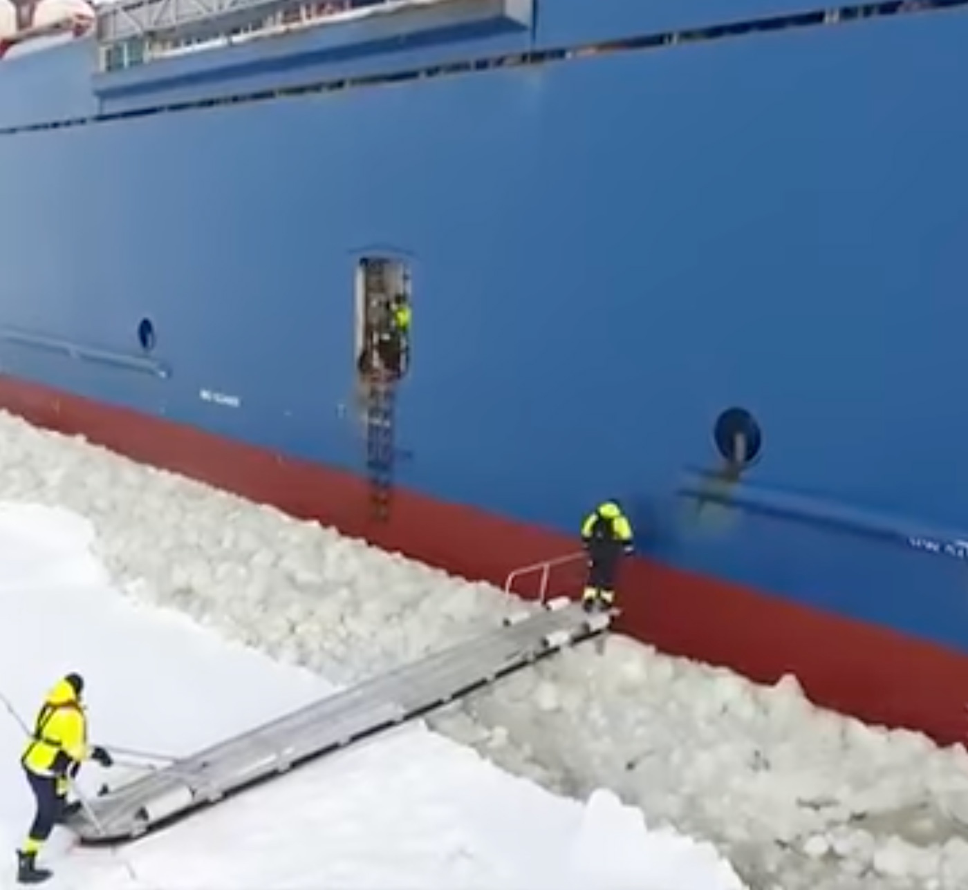 Lotse entert Schiff im Eis